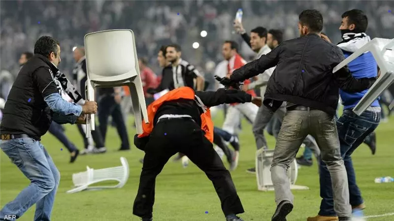 مشجع يدخل الملعب ليضرب نجم بشكتاش..فيديو