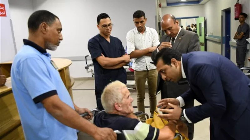 نائب المحافظ قنا يطمئن على السائحين المصابين فى حادث سيارة