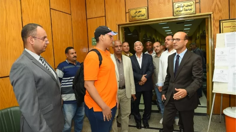 جامعة أسيوط تتابع استلام ملفات الطلاب المقبولين