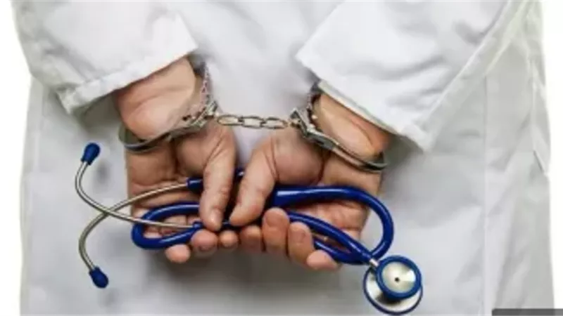 براءة أستاذ أمراض الكلى وموظف من تهمة 