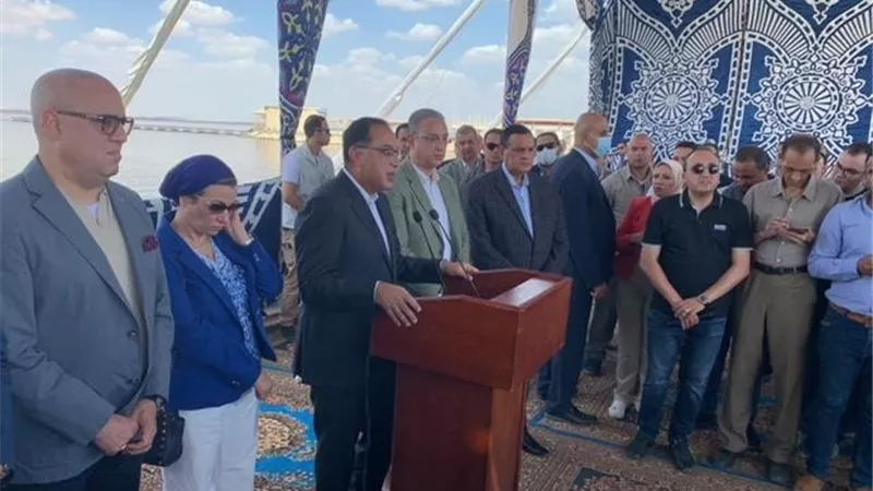 مدبولي يتفقَّد بحيرة قارون لمتابعة إجراءات إعادة التوازن البيئي بها