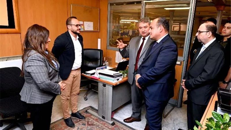 وزير التجارة والصناعة خلال زيارة مفاجئة لمركز تحديث الصناعة.. صور