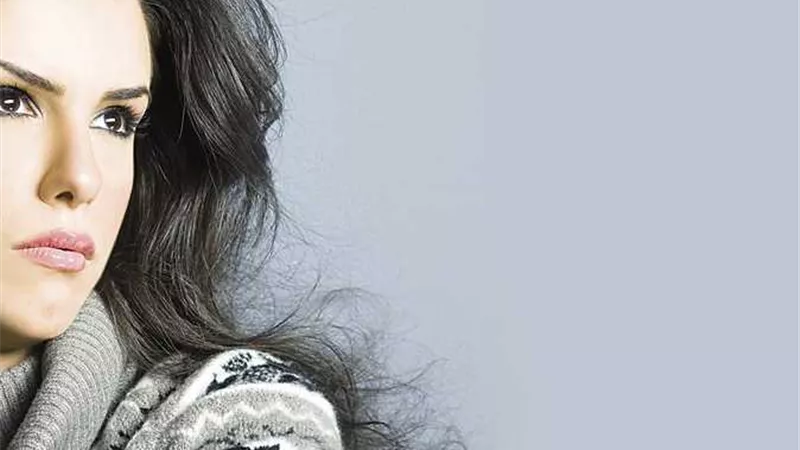 تكريم دنيا عبد العزيز كأحسن ممثلة بمهرجان همس