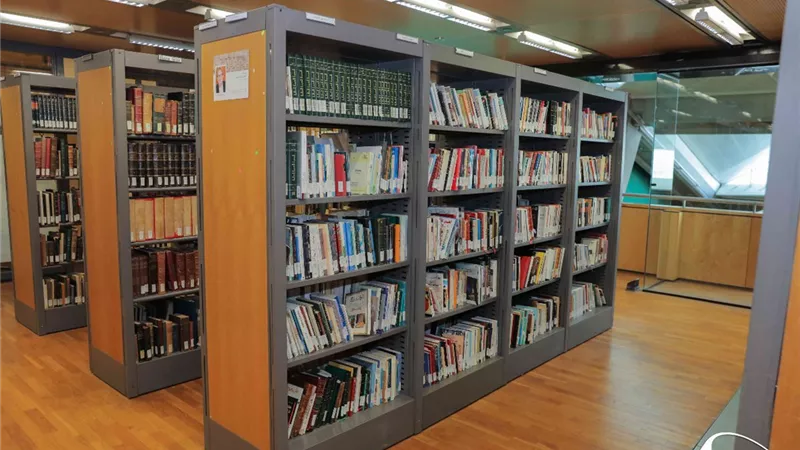 مكتبه الاسكندريه تنفي عرض مقتنيات نور الشريف للبيع