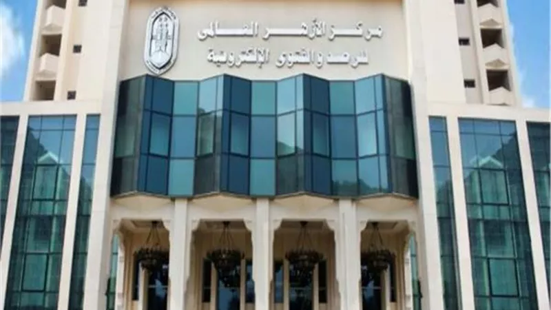مركز الأزهر للفتوى: الزوجة الصالحة حافظة لأسرار زوجها ولا تفصح بها لأحد