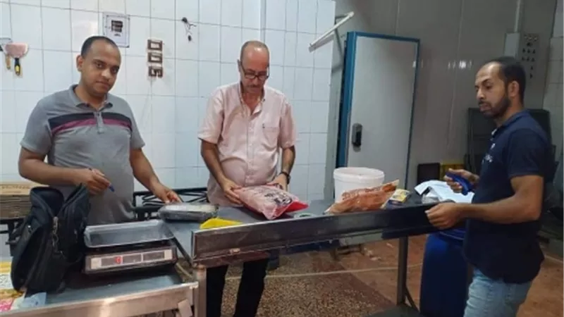 ضبط 126ك برجر غير صالح للاستهلاك بالقناطر الخيرية