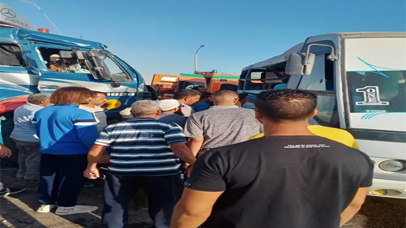 إصابة ٢٨ عاملا في تصادم نقل باتوبيس بالسخنة .. صور