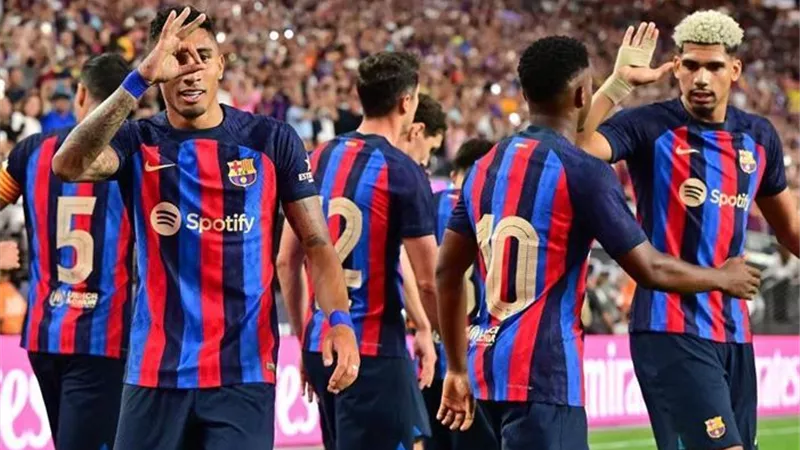 نجم برشلونة يتواجد في الإمارات لحسم انتقاله إلى الشارقة