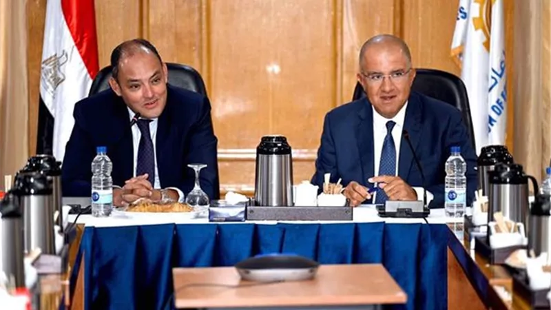 وزير التجارة يستعرض مع رؤساء الغرف الصناعية رؤية الوزارة للنهوض بالصنا