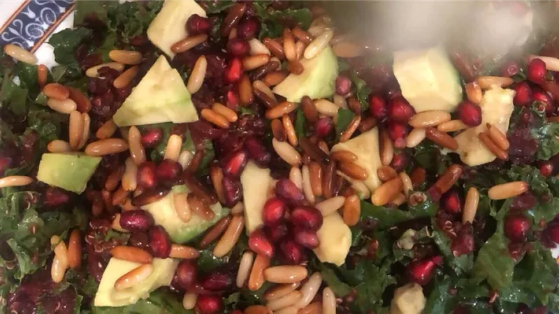 وصفة سهلة وسريعة..طريقة عمل سلطة كيل وكينوا