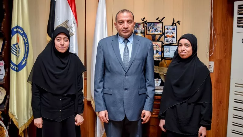 من الأمية إلى الجامعة.. رئيس جامعة بنى سويف يلتقي الشقيقتين
