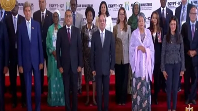 السيسي يصل لمقر انعقاد 