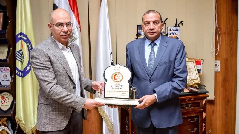 أدارة مستشفيات جامعة بني سويف تكرم رئيس الجامعه