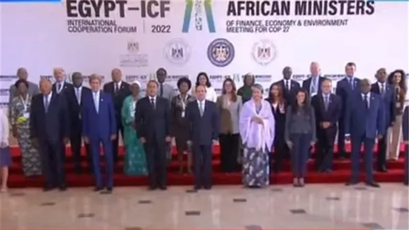 صورة تذكارية للرئيس السيسي مع المشاركين بمنتدى مصر للتعاون الدولي