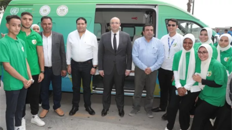محافظ بني سويف يستقبل قافلة وزارة الشباب لكرفان المناخ والبيئة