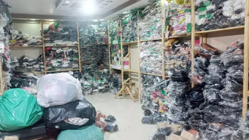 ضبط كمية من المصنوعات الجلدية مجهولة المصدر بمخزن بدون ترخيص