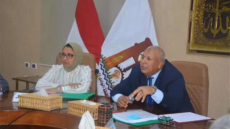 محافظ الوادى الجديد يمهل المتقاعسين ١٨٠ يوما قبل سحب اراضي الصندوق