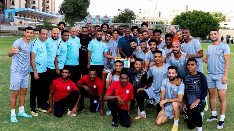 لاعبو أسوان يحتلفون بعيد ميلاد ربيع ياسين