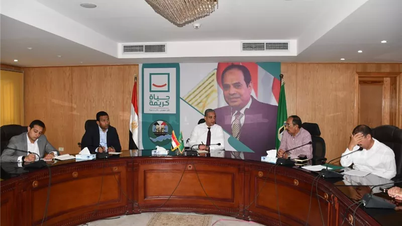 الانصارى يعقد اجتماعاً عاجلاً لتحديد الطرق المزمع رصفها بالفيوم
