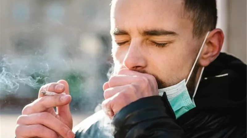 العلاقة بين التدخين والإصابة بفيروس كورونا .. الصحة تكشف