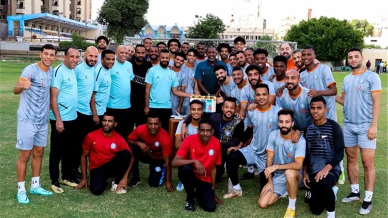 لاعبو أسوان يحتلفون بعيد ميلاد ربيع ياسين