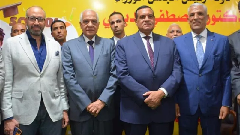 وزير التنمية المحلية ومحافظ الجيزة يفتتحان معرض 