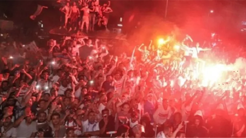 السوبر يا زمالك .. الجماهير تهتف للفريق أمام الفندق بقطر