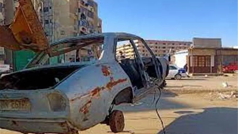 متروكة ومتهالكة.. الداخلية: رفع 57 سيارة من الشوارع
