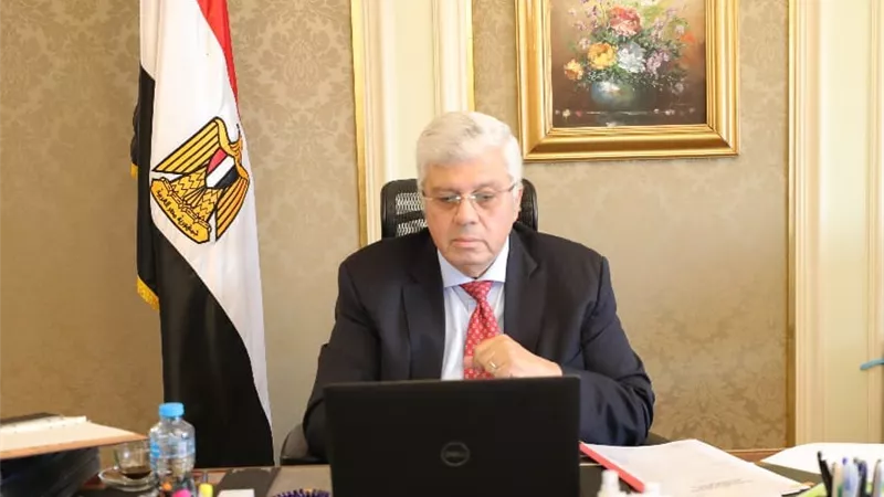 وزير التعليم العالي يعقد اجتماعًا مع الشركة المُنفذة لمشروع 