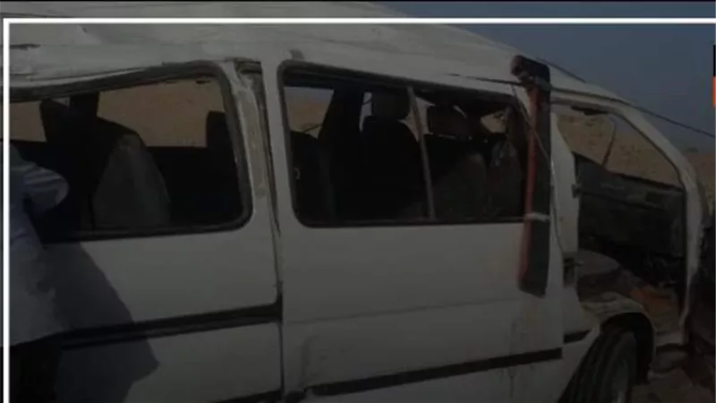 إصابة 13 شخصًا في إنقلاب سيارة ميكروباص بالصحراوي الغربي ببني سويف