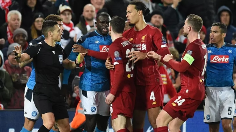 فرديناند يهاجم لاعب ليفربول بعد الخسارة برباعية من نابولي