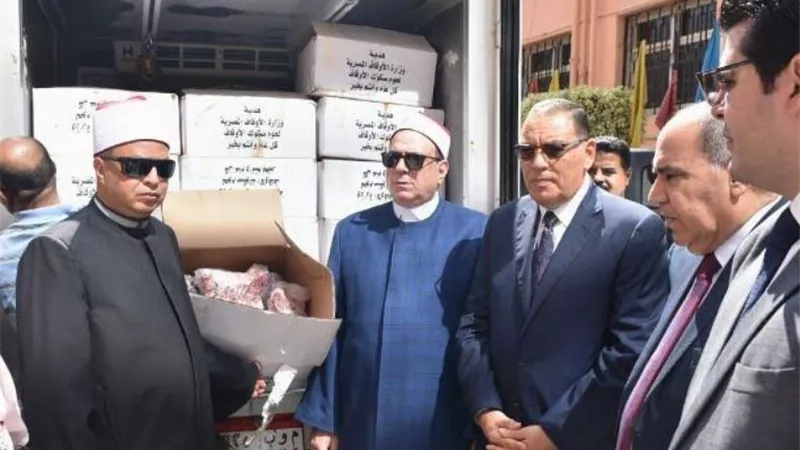 محافظ الشرقية يشهد توزيع 2 طن لحوم على الأسر الأولى بالرعاية