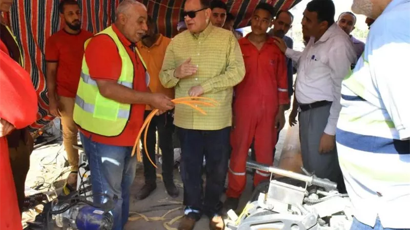 محافظ أسيوط يتفقد أعمال توصيل خطوط وشبكات الغاز الطبيعي