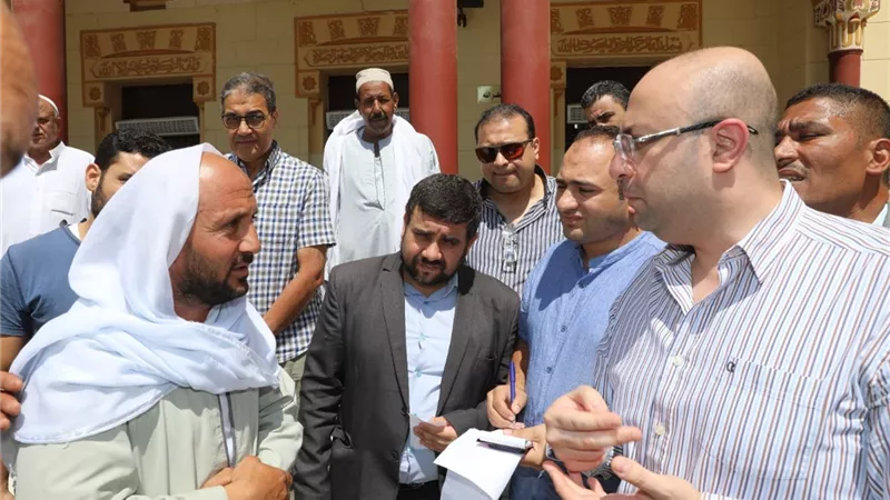 محافظ بني سويف يبحث طلبات المواطنين عقب صلاة الجمعة ..صور
