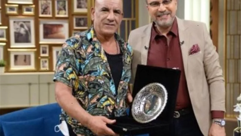 محمد لطفي يهدي درع تكريمه للمخرج خيري بشارة