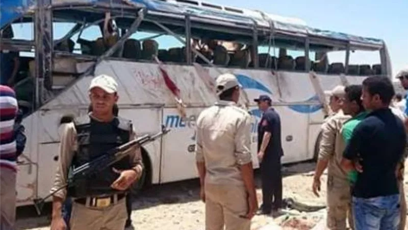 إصابة 49 شخصا إثر انقلاب أتوبيس بطريق رأس غارب الغردقة