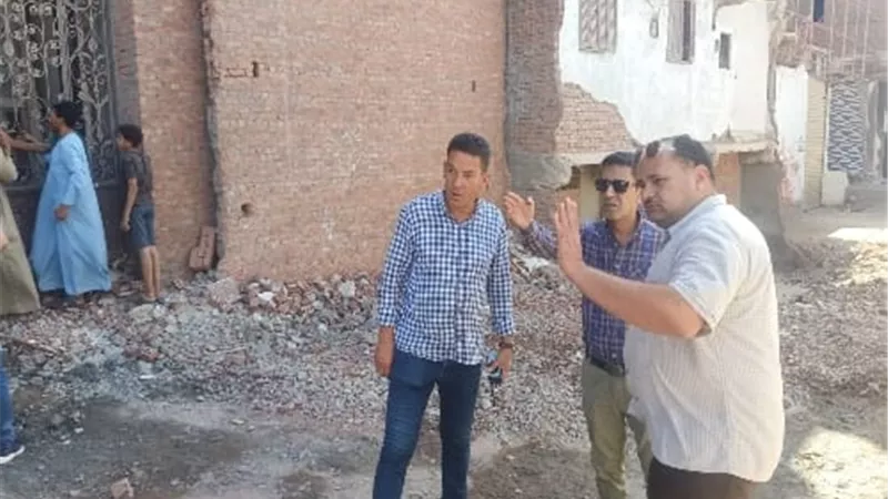 إزالة فورية لسقف مخالف علي الطريق الدائري بحي غرب شبرا الخيمة