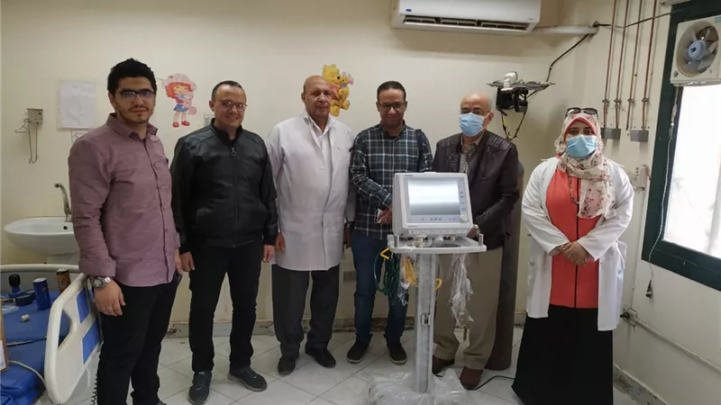 طب بنها تتبرع بجهاز تنفس صناعي لعناية أطفال حميات بنها