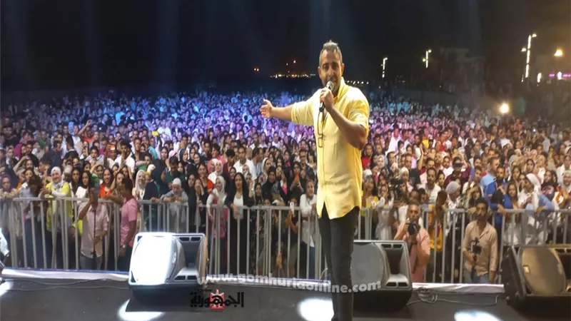 محمد عدوية يشعل حفل بورسعيد بحضور الآلاف من محبيه.. صور