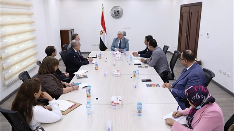 ايمن عاشور يؤكد على التعاون المثمر مع الوكالة الأمريكية للتنمية