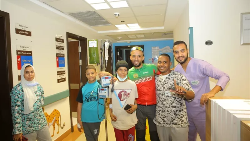 الرحالة المغربي عبدالهادى السكراضي يدعم الاطفال محاربى السرطان بالأقصر