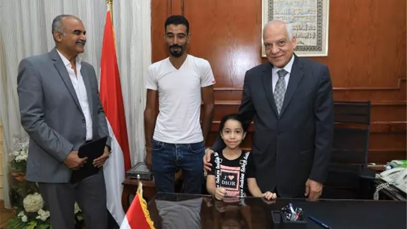 محافظ الجيزة يسلم محل حضارى لصاحب عربة الفول