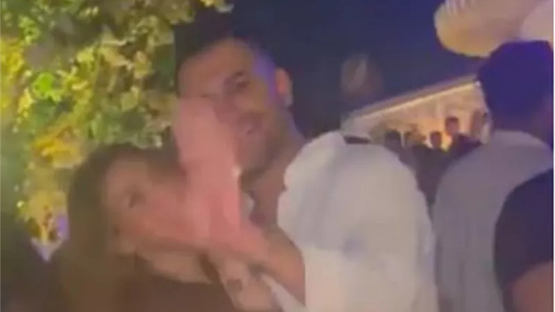 وصلة رقص لـ هشام ربيع مع زوجته الأولى .. فيديو