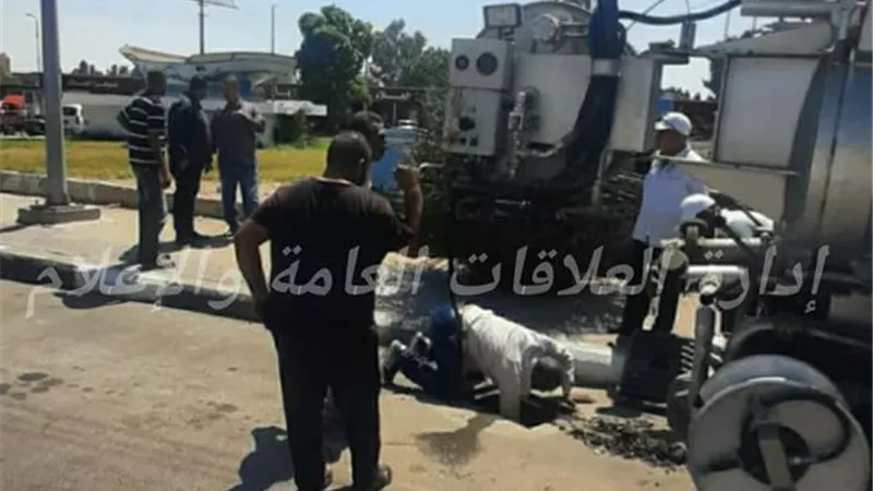 تطهير بالوعات الصرف الصحي وتكثيف حملات النظافة في الإسماعيلية