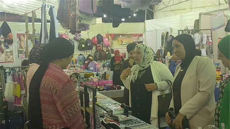 تمكين وتنافس بجناح العارضات في معرض أهلا مدارس بالإسماعيلية ..صور