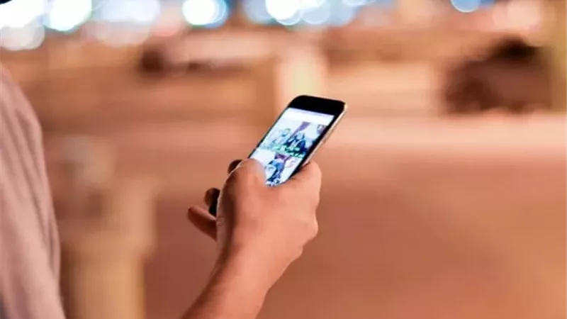 أثار سلبية لإدمان التمرير على الهاتف ونصائح للتوقف