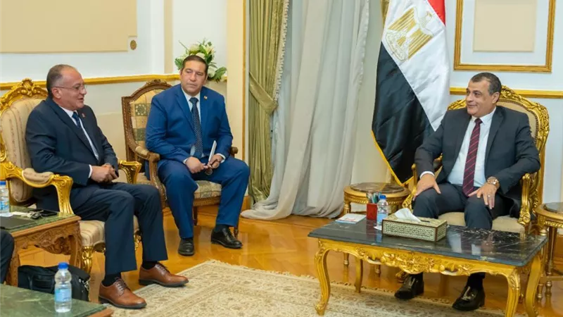 وزير الإنتاج الحربي يجتمع مع مسؤولي 