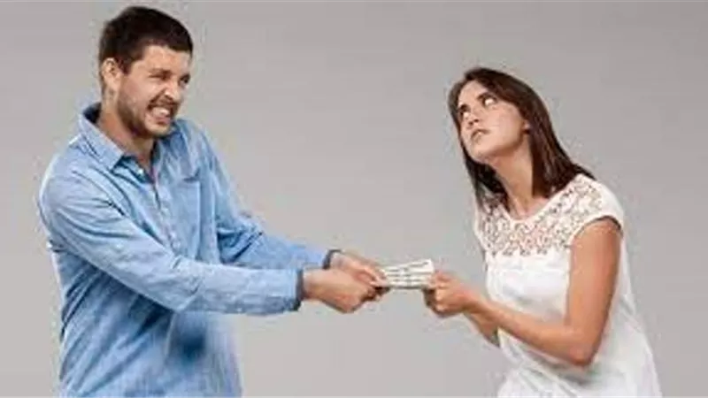 حكم إجبار الزوجة على الإنفاق من راتبها فى البيت..توضحه الإفتاء