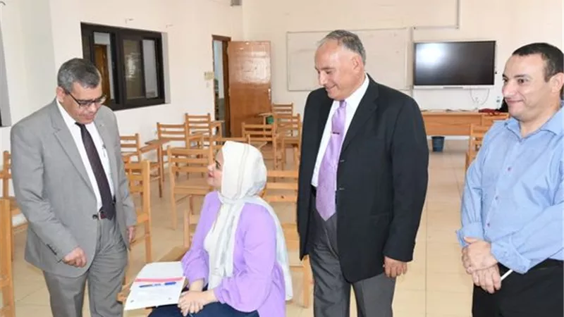 طلاب ألسن القناة يؤدون إمتحانات الفصل الدراسي الصيفى