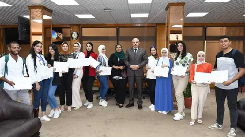 رئيس جامعة القناة يُكرم طالبات تصدرن الدورة الفرانكوفونية..صور